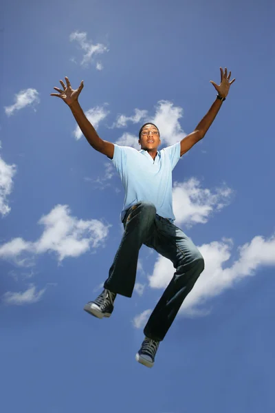 Teenager skákání ve vzduchu — Stock fotografie