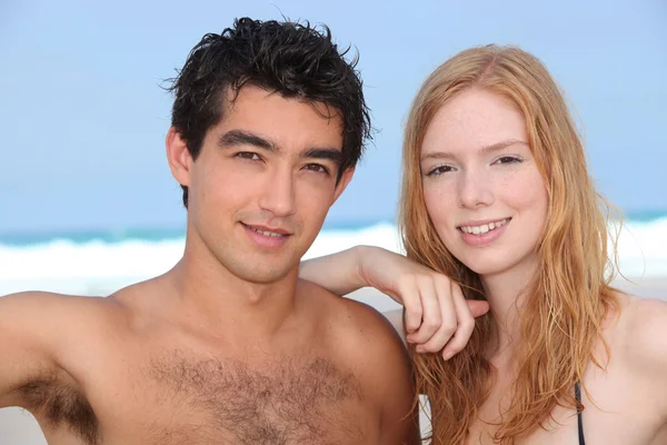 Mladý pár na pláži — Stock fotografie