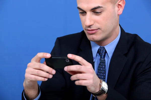 Businessman sending text message — Stock Photo, Image
