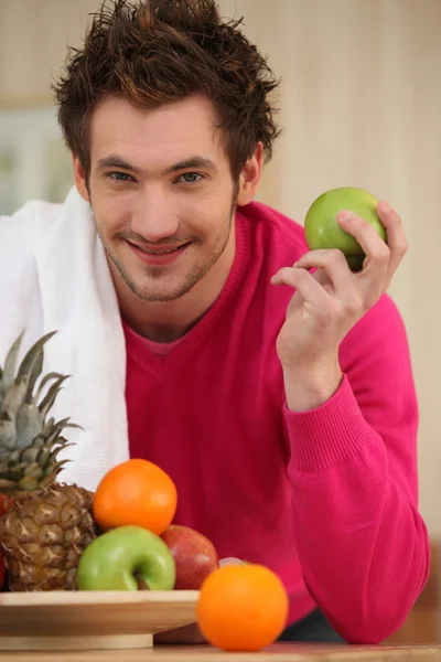 若い男と果物 — ストック写真