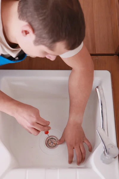 A plumber setting a sink — Stock Photo, Image