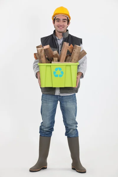 Comerciante respetuoso con el medio ambiente sacando el reciclaje — Foto de Stock