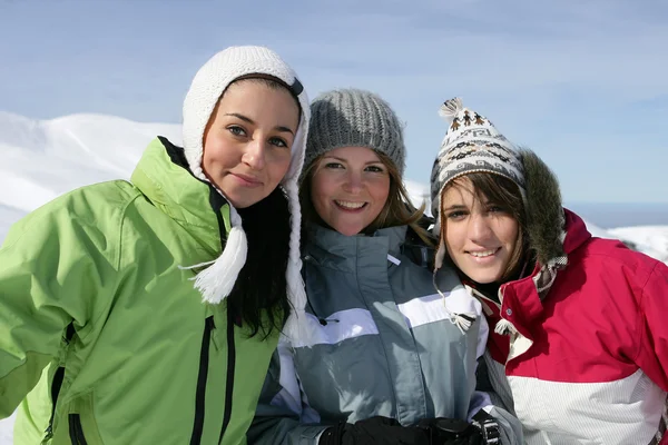 Drei Freundinnen beim Skifahren — Stockfoto