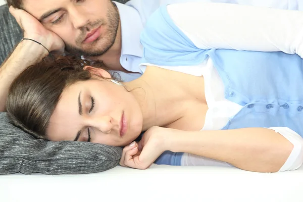 Homem assistindo sua namorada dormir — Fotografia de Stock