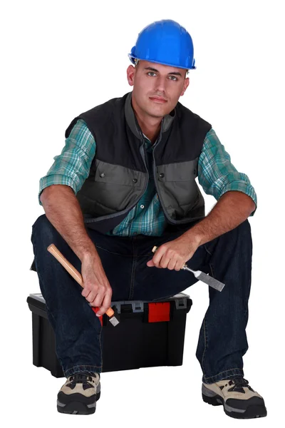 Heimwerker saß auf seinem Werkzeugkasten — Stockfoto