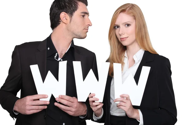 Молодая пара держит буквы WWW — стоковое фото