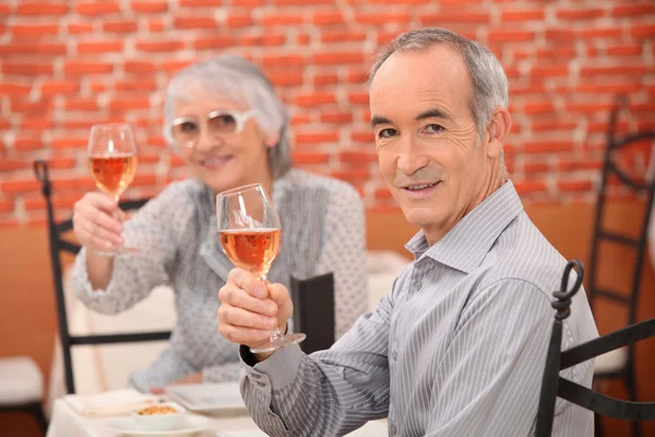 Coppia anziana in un ristorante — Foto Stock