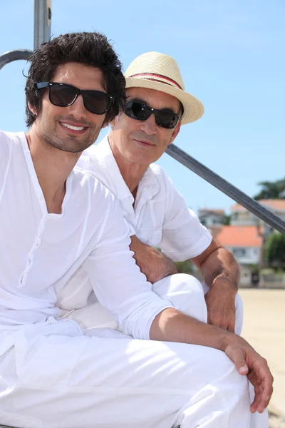Vader en zoon op een vakantiereis. — Stockfoto