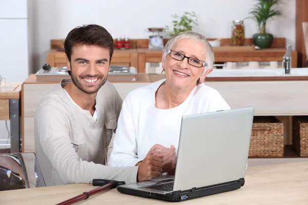 Senior helpen met computer — Stockfoto