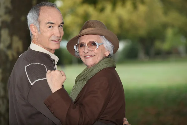 A mature couple in a park. — Stock Photo, Image