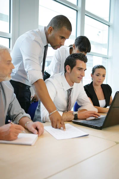 Co-workers working together on a project — Stock Photo, Image