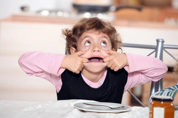 Kid pulling silly face — Stock Photo, Image