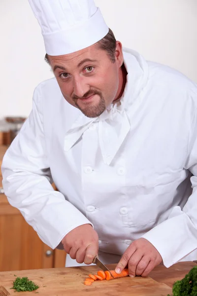 Šéfkuchař sekání mrkev — Stock fotografie