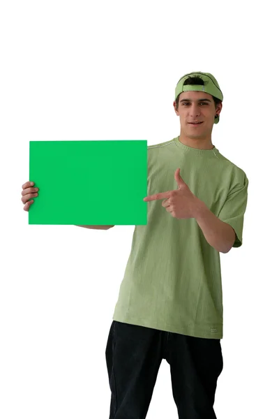 Młody człowiek trzyma się zielony znak — Zdjęcie stockowe