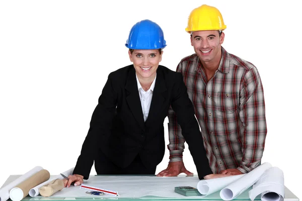 Architect stood with foreman going over plans — Stock Photo, Image