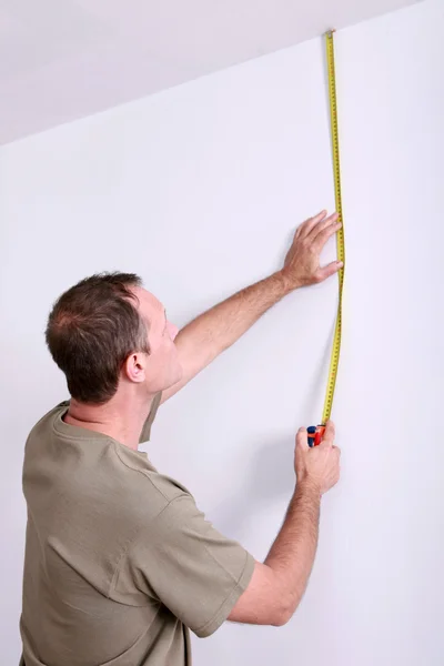 Man measuring wall — Stock Photo, Image