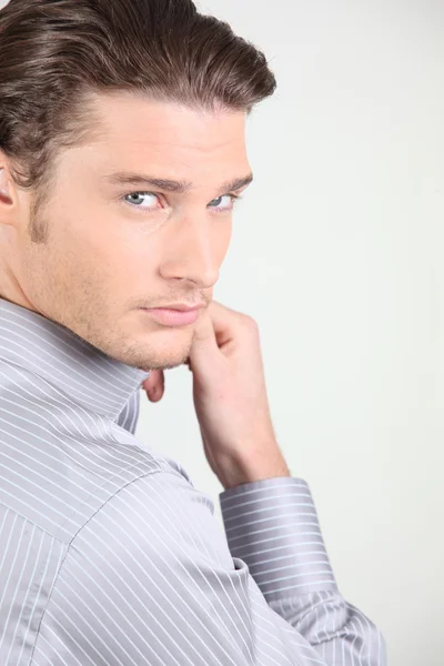 Joven hombre elegante y carismático — Foto de Stock