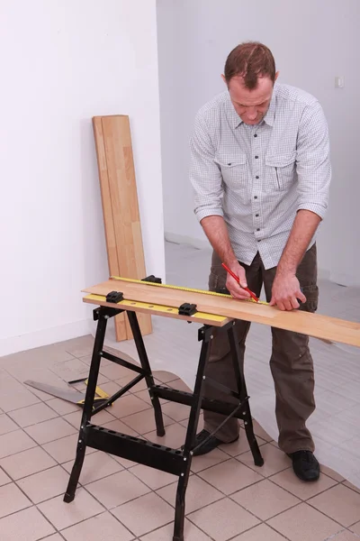 Carpenter taking measurements — Stockfoto