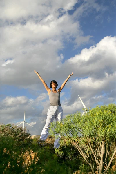 Femme debout dans un parc éolien — Photo