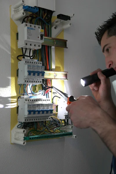 Tradesman fixing a circuit breaker — Stock Photo, Image