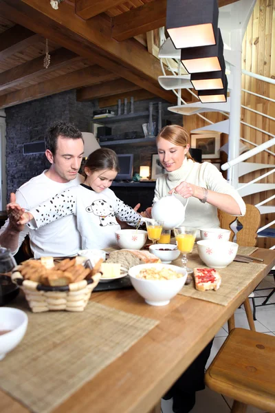 Pareja casada e hija desayunando juntas —  Fotos de Stock