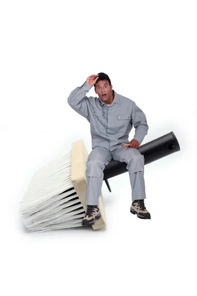 Homem sem palavras sentado em um pincel gigante — Fotografia de Stock