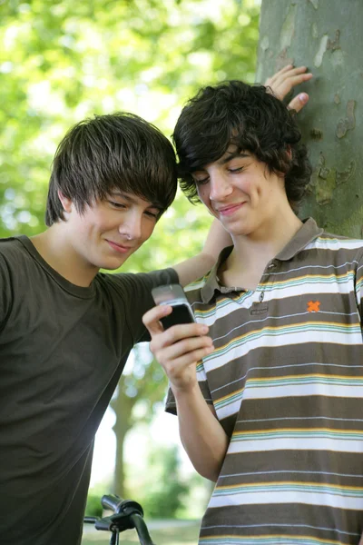 Οι έφηβοι που παίζει με το κινητό τηλέφωνο — Φωτογραφία Αρχείου