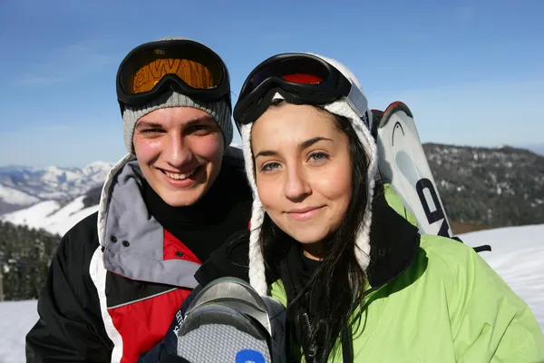 Koppel op een skivakantie samen — Stockfoto