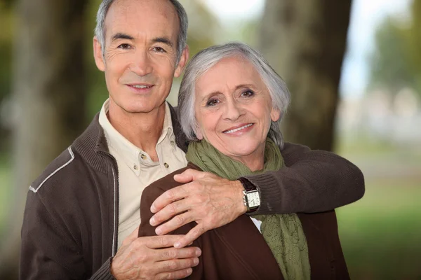 Пара бабушек и дедушек обнимаются — стоковое фото