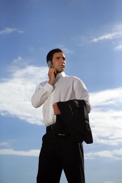 Üzletember beszél telefonon a szabadban. — Stock Fotó