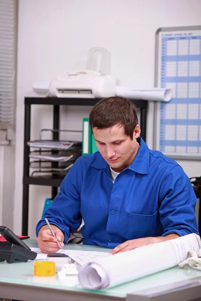 Fabrikarbeiter bei der Papierarbeit im Büro — Stockfoto