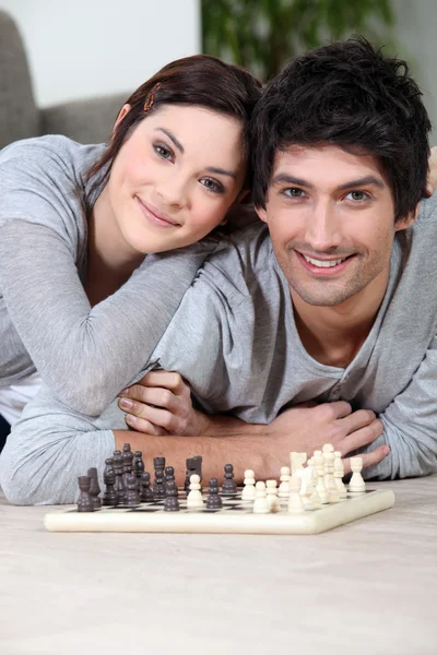 Casal jogando xadrez — Fotografia de Stock