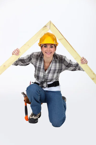 Trabalhador da construção civil com um ápice de madeira — Fotografia de Stock