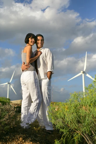 Casal na frente do parque eólico — Fotografia de Stock