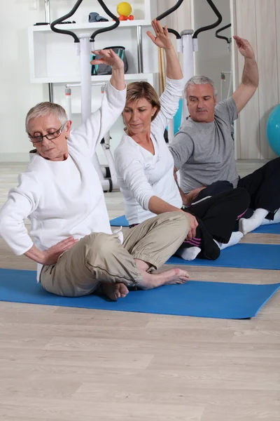 Seniorengruppe macht Fitness drinnen — Stockfoto