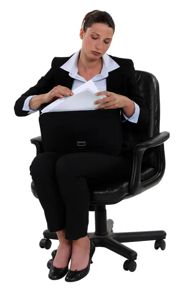 Affärskvinna att få dokument av en portfölj — Stockfoto
