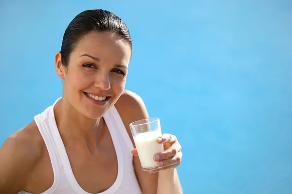 Женщина пьет стакан молока — стоковое фото