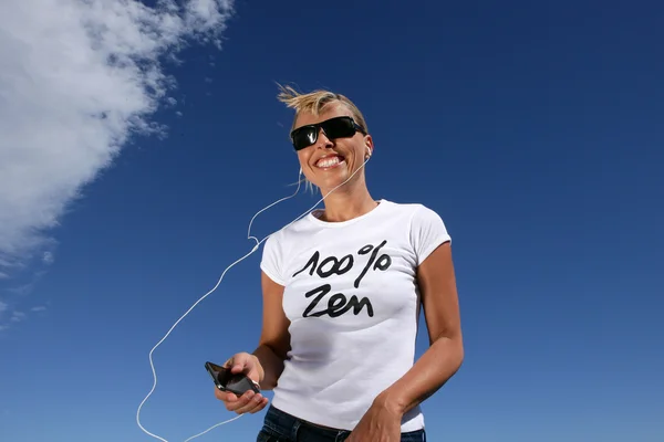 Woman listening to music on headphones — Stock Photo, Image
