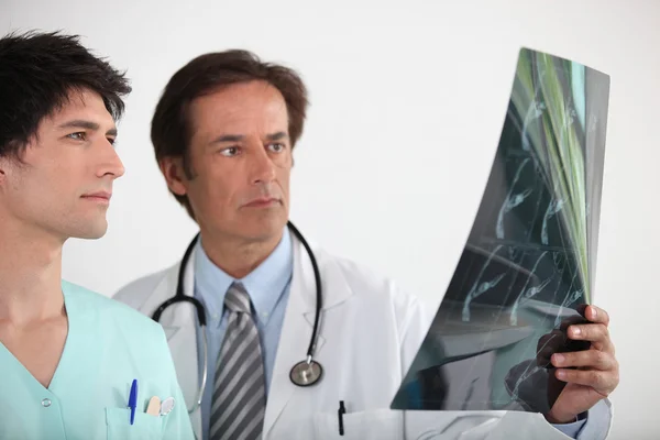 Mediziner untersuchen ein Röntgenbild — Stockfoto