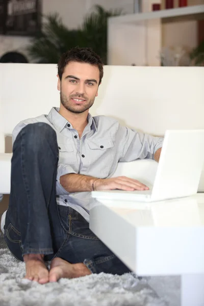 Egy férfi dolgozik a laptopján. — Stock Fotó