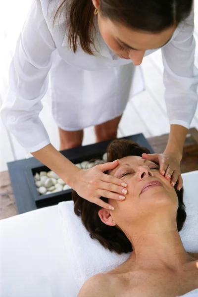 Mujer recibiendo un masaje en el spa — Foto de Stock