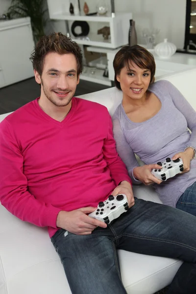 年轻夫妇的游戏玩家 — 图库照片
