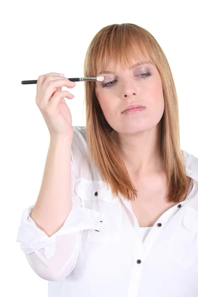 Kvinna sätta make-up på hennes ögon — Stockfoto
