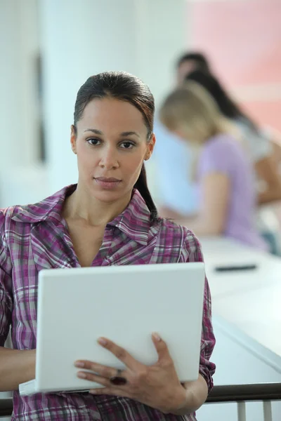 Vrouw met behulp van een kleine witte laptopcomputer — Stockfoto