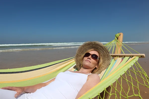 Nő pihen a strandon — Stock Fotó