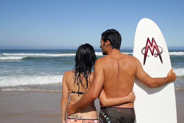 Atraente surfista casal — Fotografia de Stock