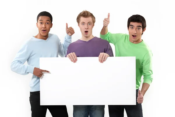 Экспрессивные мужчины держат белый знак для сообщения — стоковое фото