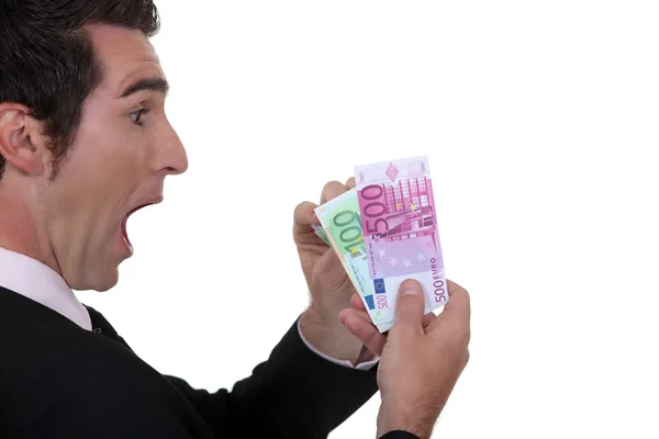 Geschockter Geschäftsmann zählt seine Euros — Stockfoto
