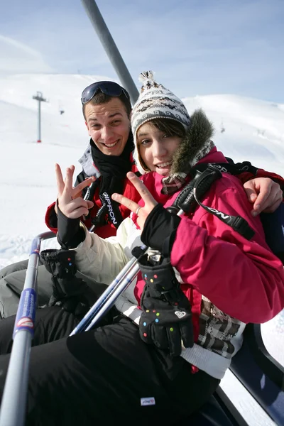 骑马滑雪缆车的年轻夫妇 — 图库照片