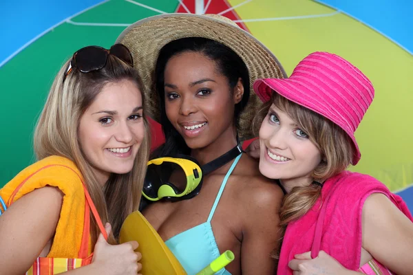 Three female friends at the beach. — Stock Photo, Image